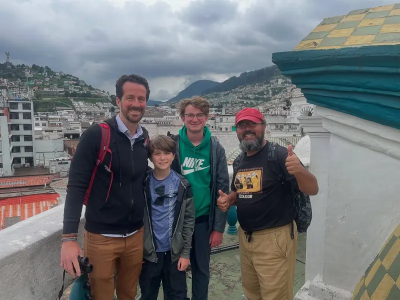 Marco con visitantes en un mirador de Quito