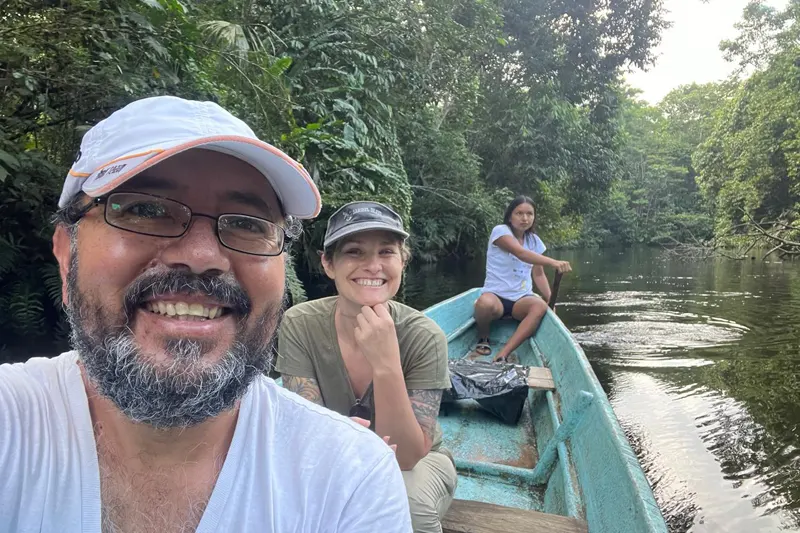 Marco Herrera with travelers on a canoe exploring the Cawana Reserve near Puerto Misahuallí in the Ecuadorian Amazon