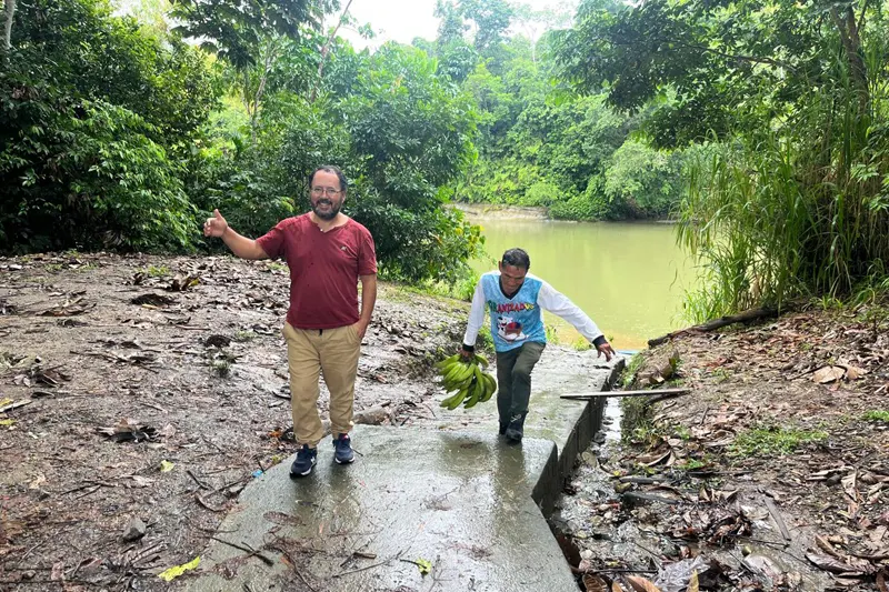 Marco Herrera at the Itamandi River in the Ecuadorian Amazon, sharing moments with local people carrying bananas from the jungle