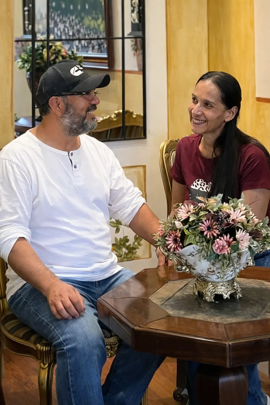 Marco Herrera con su esposa — un guía local con apoyo familiar en Quito