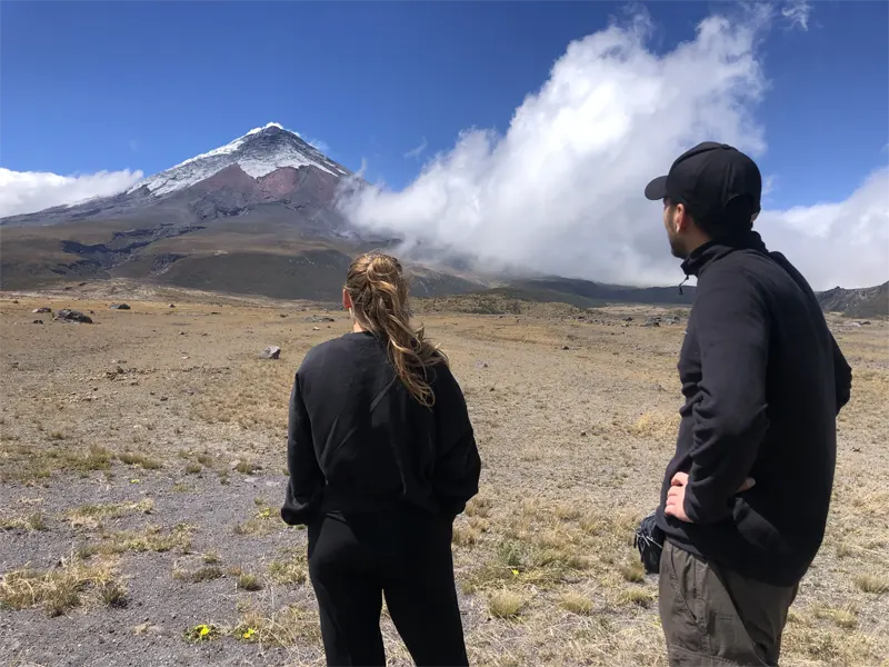 Pareja mirando al volcán Cotopaxi